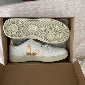 Veja V-10 Venus & White Sneakers